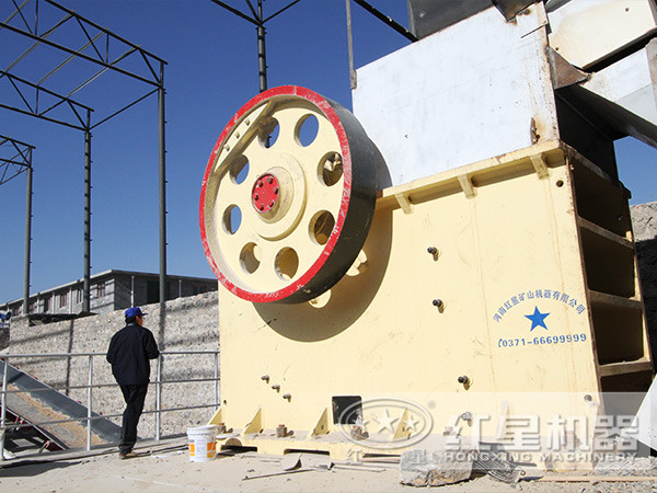 顎式破碎機(jī)生產(chǎn)現(xiàn)場(chǎng) 顎式破碎機(jī)生產(chǎn)現(xiàn)場(chǎng)